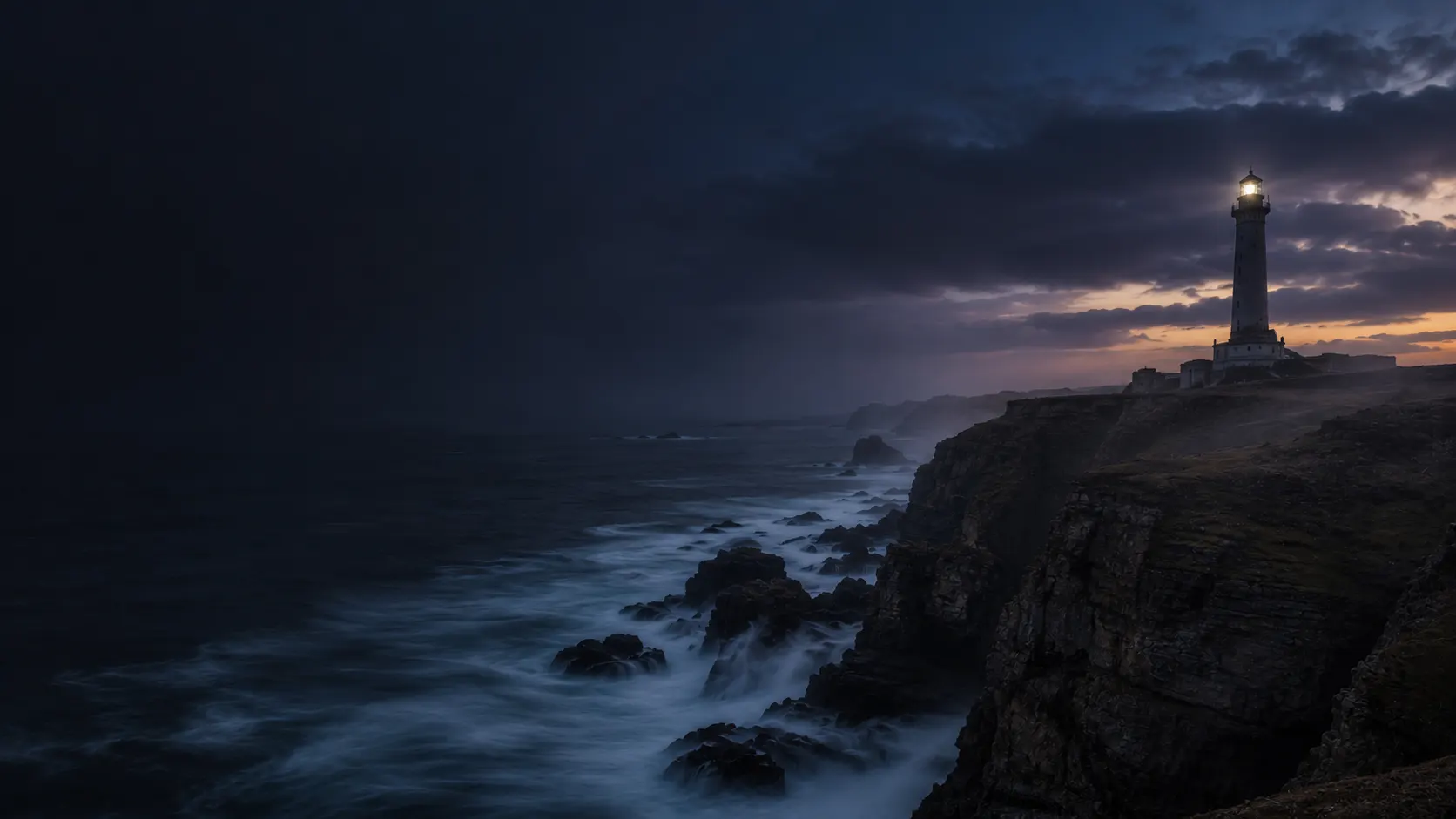 Costa de Cantabria al anochecer con un faro